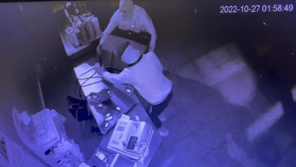 Dos encapuchados, el 27 de octubre, asaltando la Pescadería Zamora de Los Alcázares donde se llevaron una caja inteligente de cobro seguro.