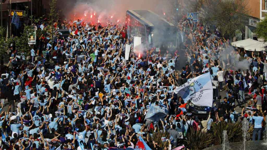 Recibimiento del autobús del Celta en Balaídos.