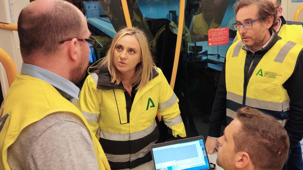 Marifrán Carazo y Julio Caballero junto a técnicos de Alstom.