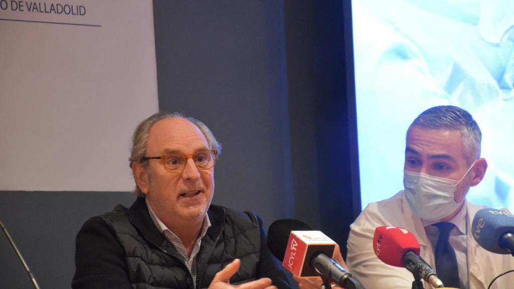 Enrique Valverde, el primer paciente en ser operado con este robot junto al doctor Del Canto