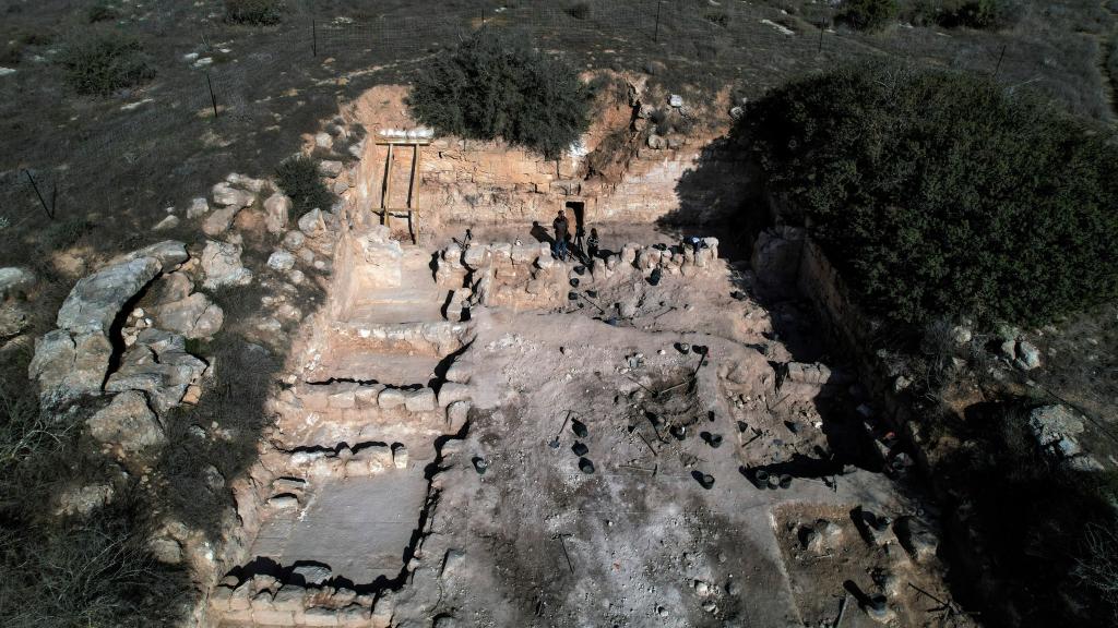 Imagen aérea del patio y la entrada a la cueva.