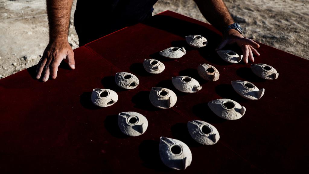 Varias de las lámparas de aceite recuperadas en las excavaciones.