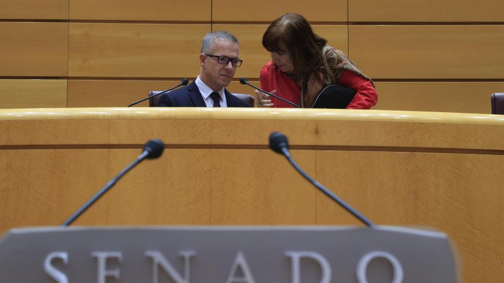 El presidente del Senado, Ander Gil, habla con la vicepresidenta primera, Cristina Narbona.