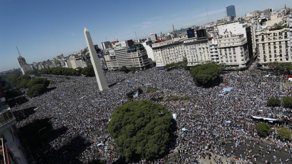 Instantánea del Obelisco, repleto de gente.