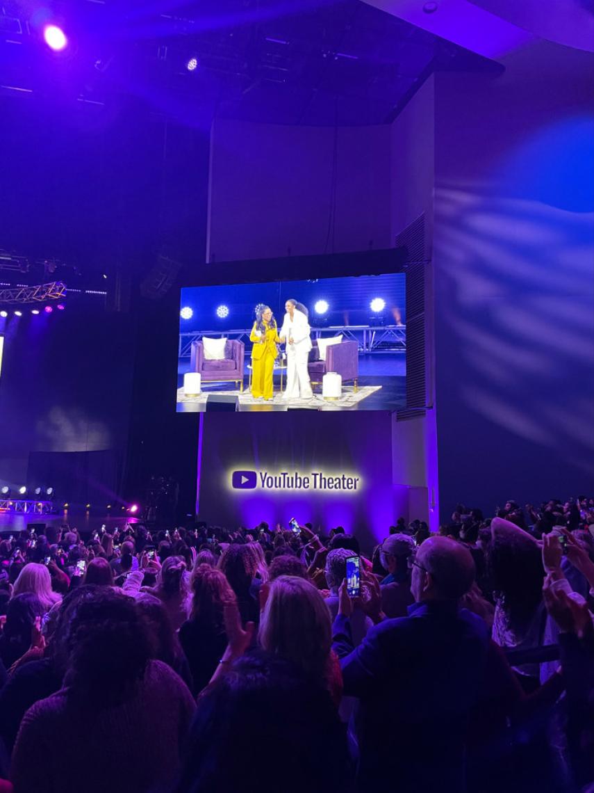 Oprah Winfrey y Michelle Obama durante el evento por 'The light we carry'.