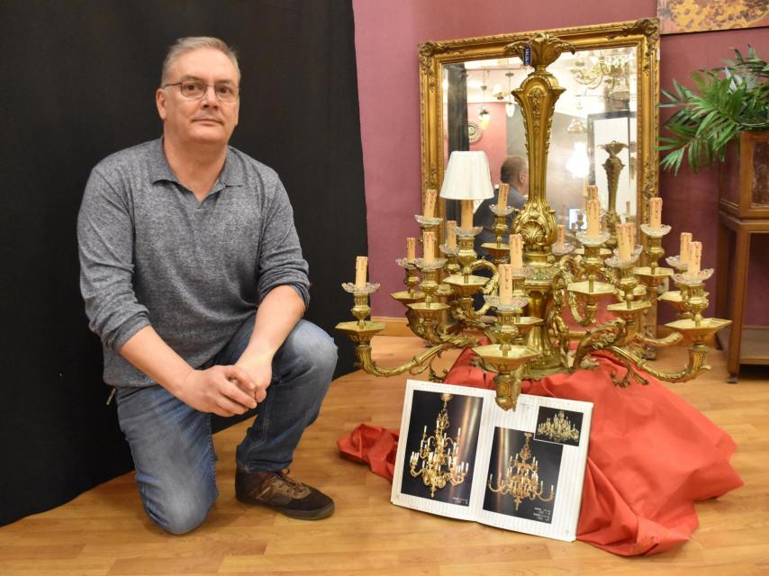 Francisco y una de sus lámparas