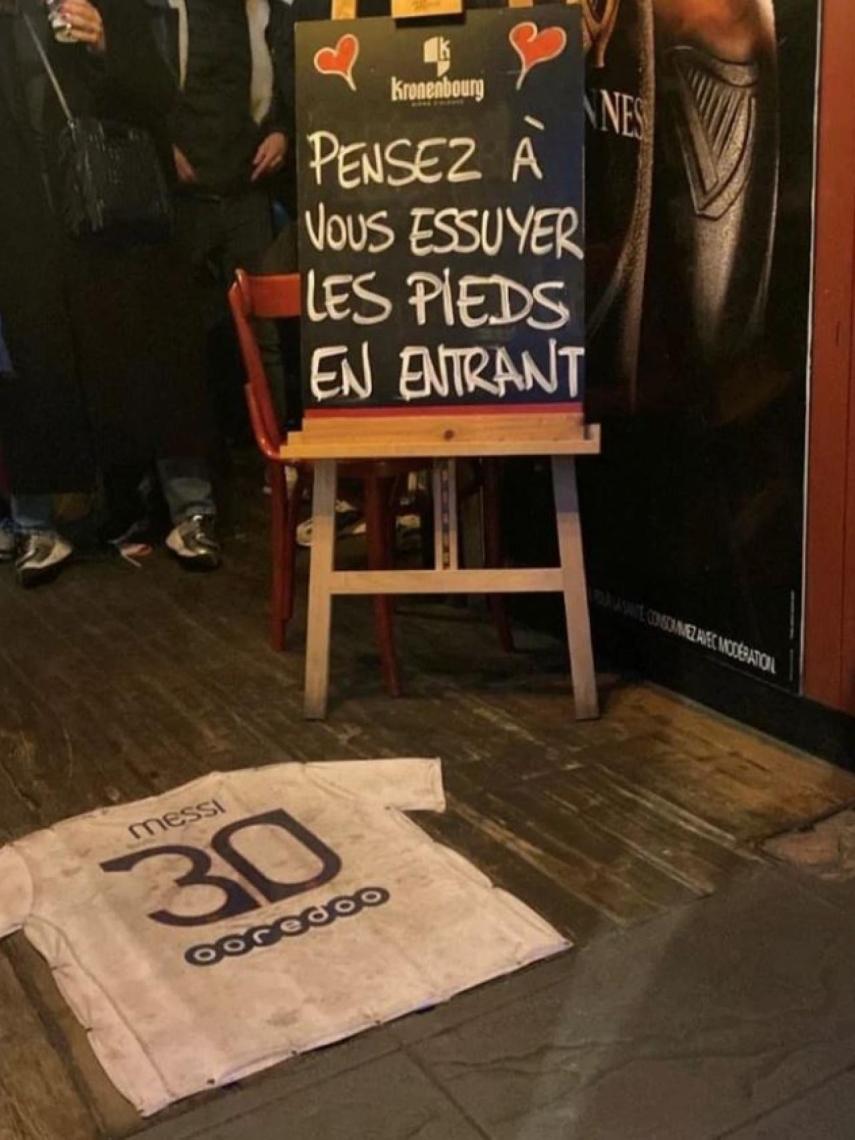 La camiseta de Messi, pisoteada.