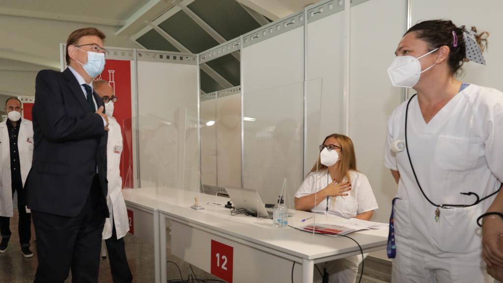Ximo Puig, en la imagen, en una visita anterior a los centros de vacunación contra la Covid.