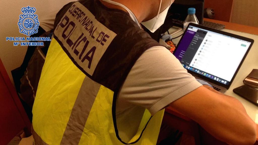 Un agente de la Guardia Civil investigando los hechos.