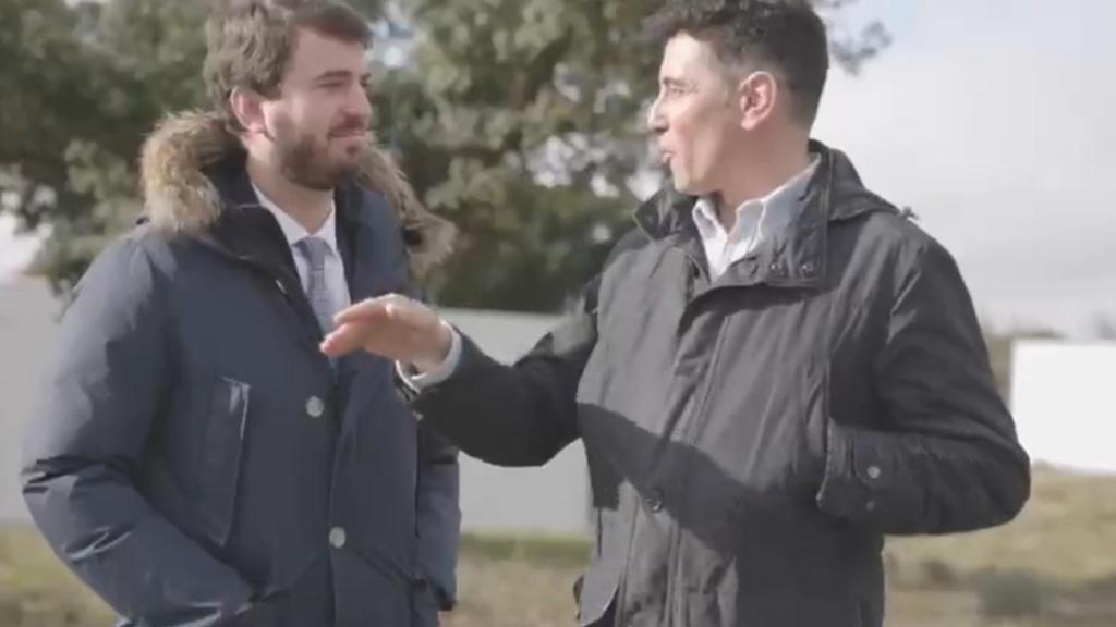 García Gallardo conversa con Francisco Bellón, de Berkeley, durante la visita de hoy