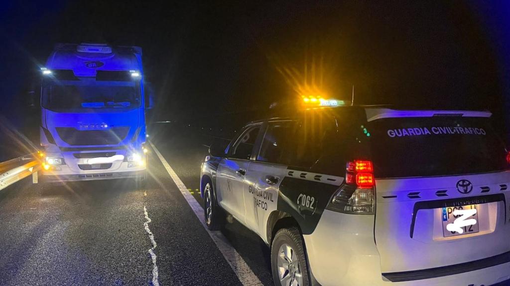 Imagen del momento en el que la Guardia Civil ha detenido el camión en Soria.