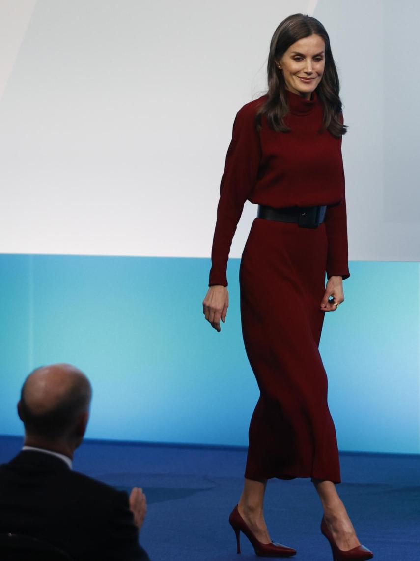 Letizia ha elegido un vestido de Massimo Dutti.