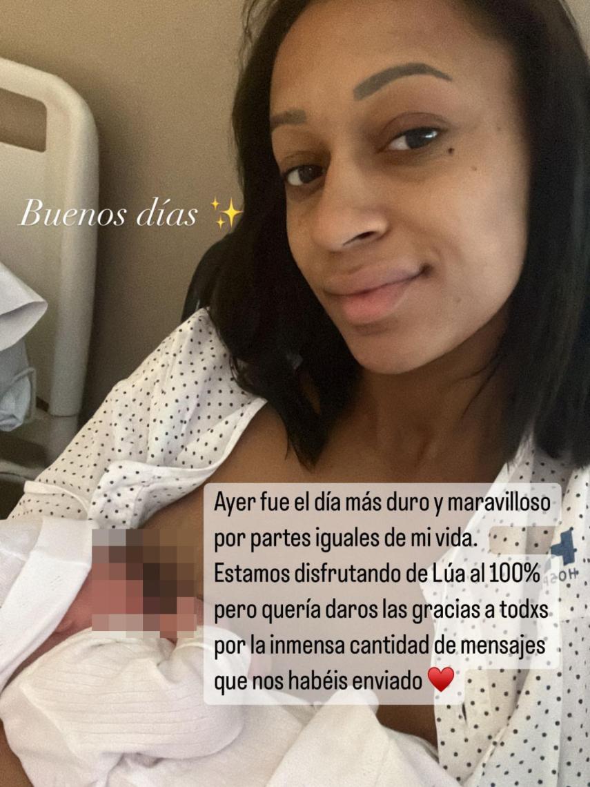 Ana Peleteiro junto a su hija recién nacida