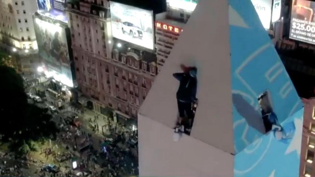 Un argentino se jugó la vida por el Mundial: subió a la punta del Obelisco a 68 metros de altura