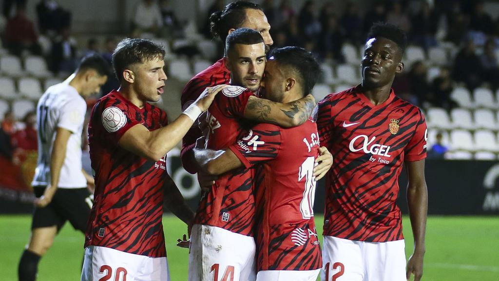 Piña de los jugadores del RCD Mallorca para celebrar un gol ante el Real Unión