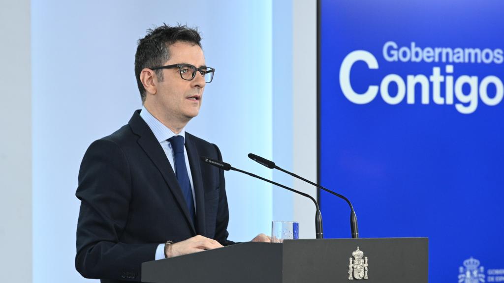 El ministro de la Presidencia, Félix Bolaños, en la madrugada de este martes en Moncloa.