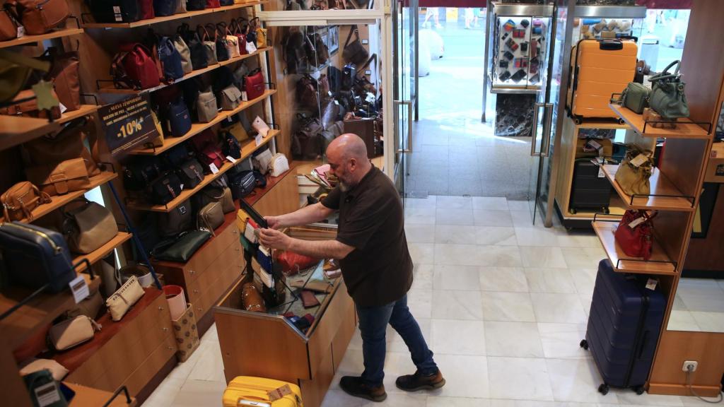 Un trabajador coloca productos en su establecimiento