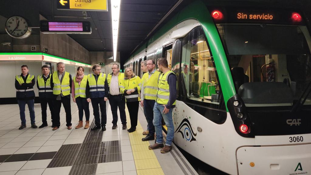 La consejera de Fomento, Marifrán Carazo, con parte del personal dedicado a las pruebas en el Metro de Málaga.