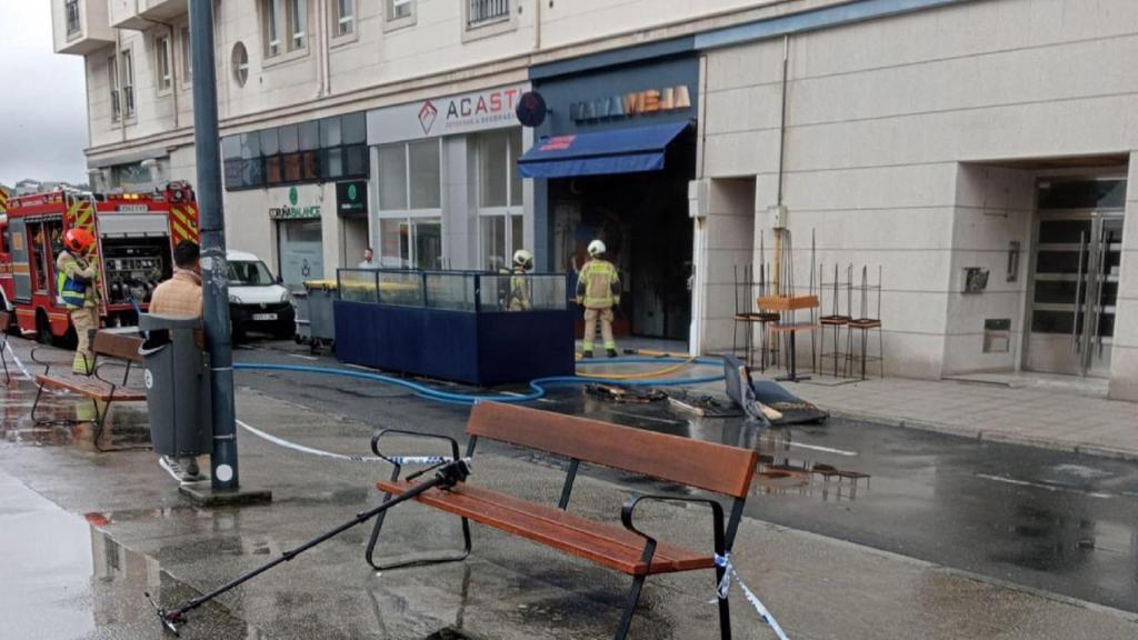 Bomberos trabajan en la extinción del incendio en Mamavieja, en A Coruña.