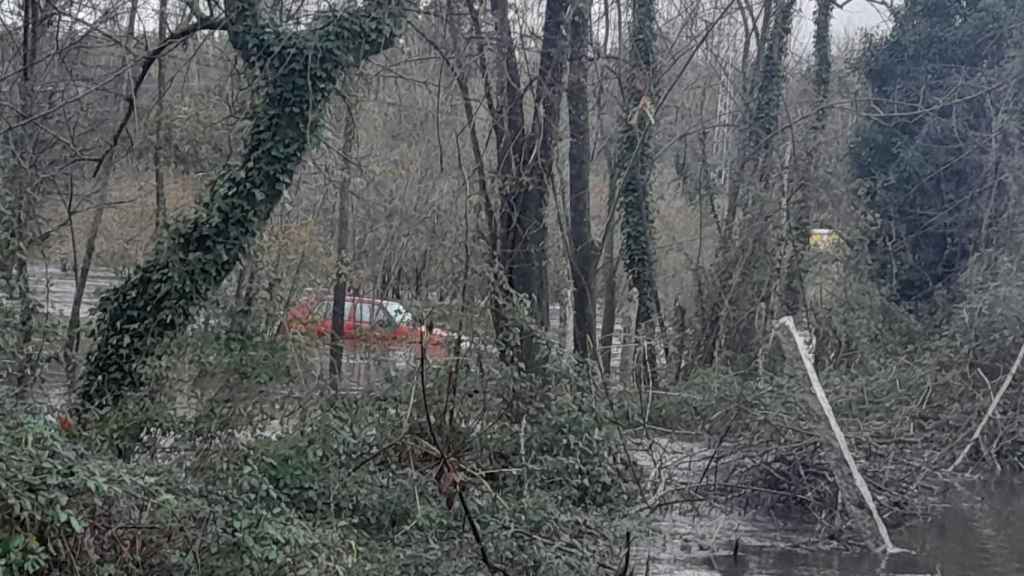 Un coche queda atrapado por la crecida del río Tea.