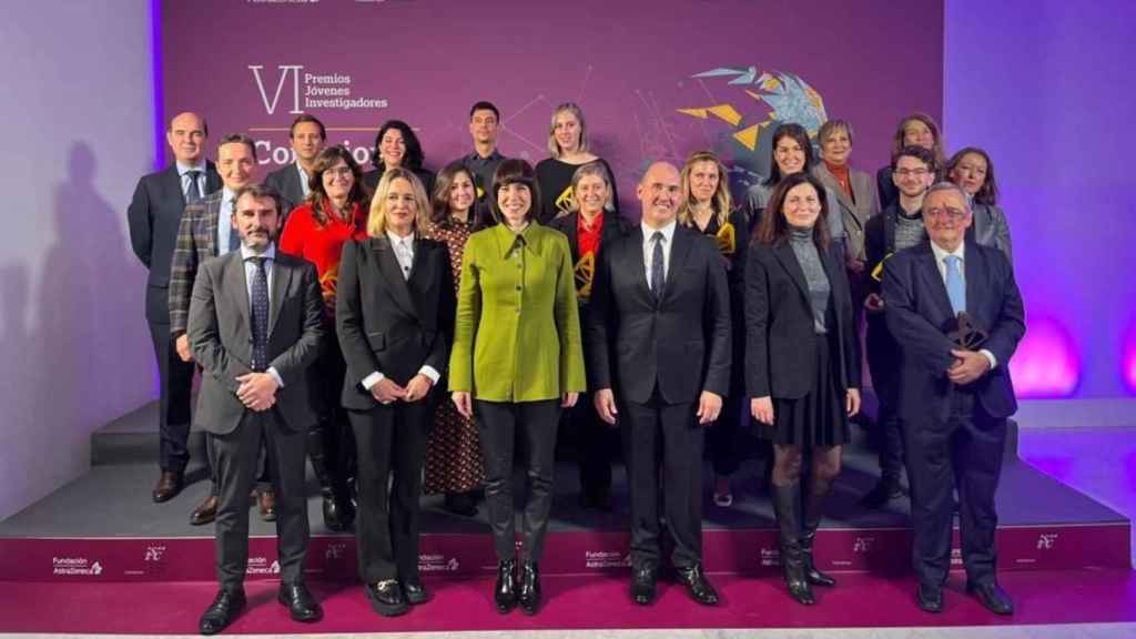 La neumóloga Cristina Represas, de rojo, detrás de la Ministra, tras recoger el premio.