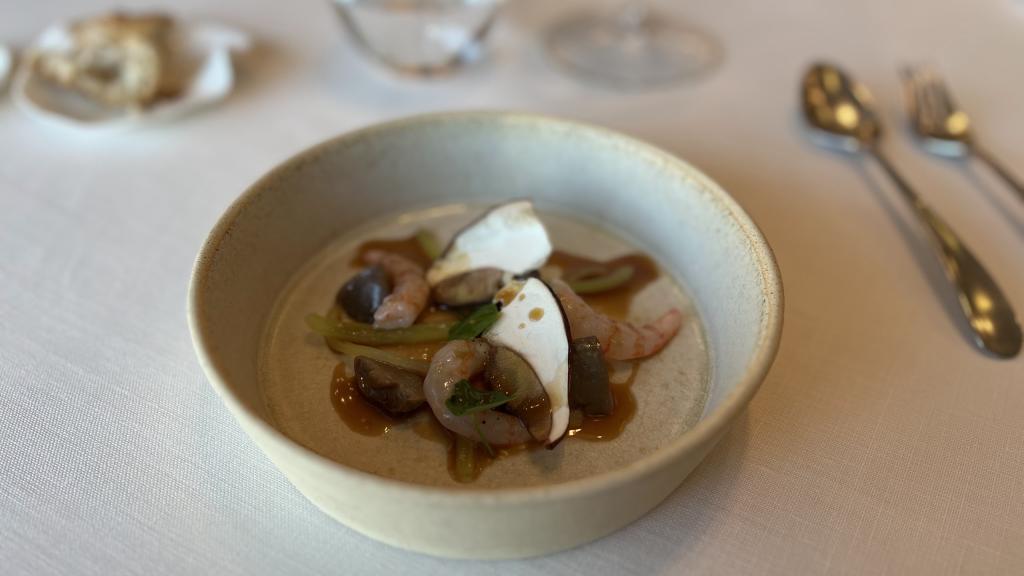 Quisquillas con puerro, boletus y escabeche de gallina