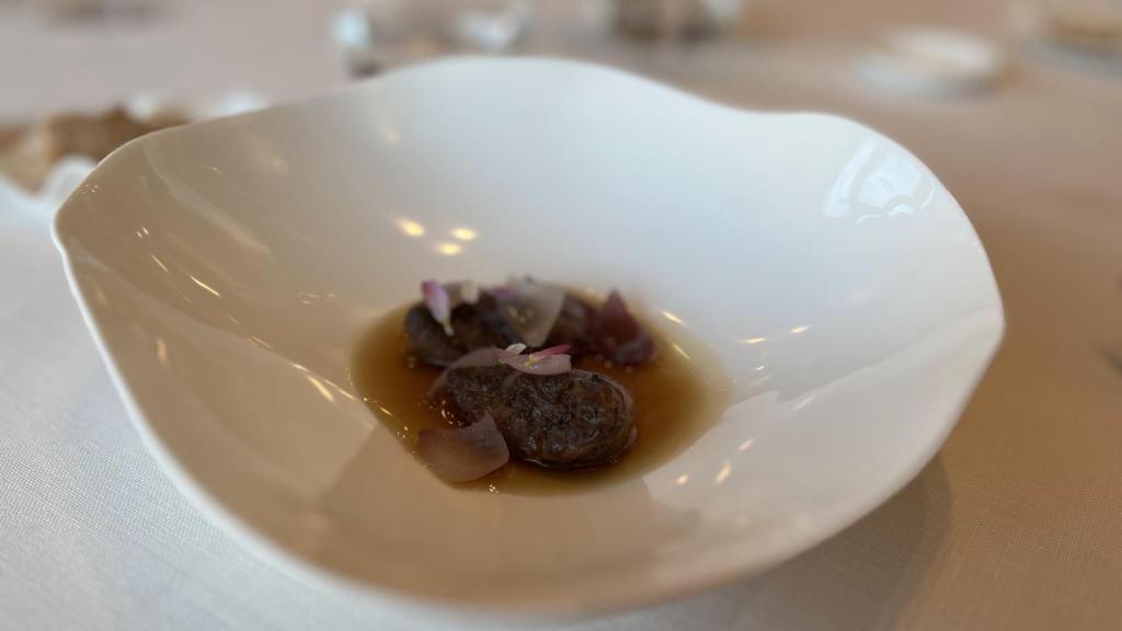 Cebolla roja con lentejas y castañuela ibérica