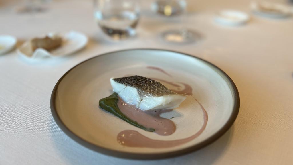 Lubina con jugo de ruibarbo