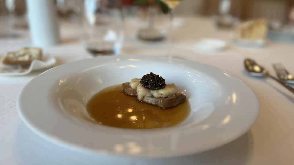 Potaje de garbanzos con foie, tuétano y caviar