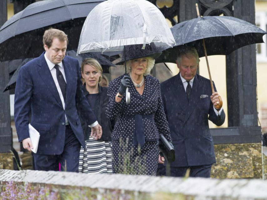Los Reyes, con Tom y Laura, hijos de Camilla, que debutan esta Navidad en Sandringham.