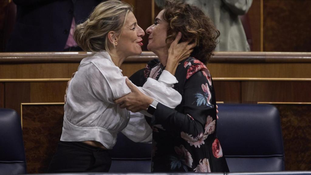 La vicepresidenta segunda y ministra de Trabajo y Economía Social, Yolanda Díaz (i) y la ministra de Hacienda, María Jesús Montero (d), se saludan, en el Congreso.