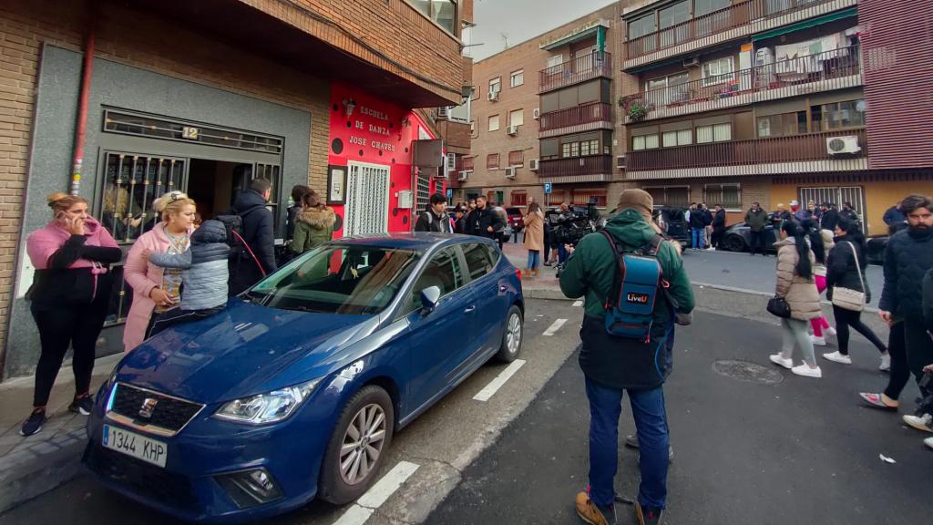 Allegados y familiares de Fernando y Ángel, ante el domicilio familiar.