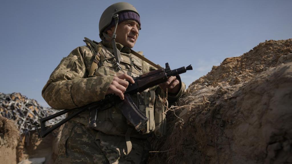 Un soldado ucraniano desde una trinchera.