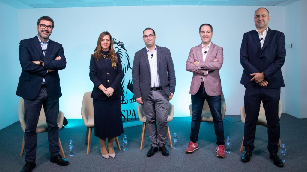 De izquierda a derecha, Emili Pascual (Banco Sabadell), Silvia Hernández (Microsoft), Alfonso Muñoz (EL ESPAÑOL-Invertia), Albert Pareja ( CaixaBank Tech) y Leandro Hermida (Ibercaja), en el evento 'Experiencia de empleado para lograr la excelencia en la experiencia de cliente' organizado por EL ESPAÑOL-Invertia junto a Microsoft.