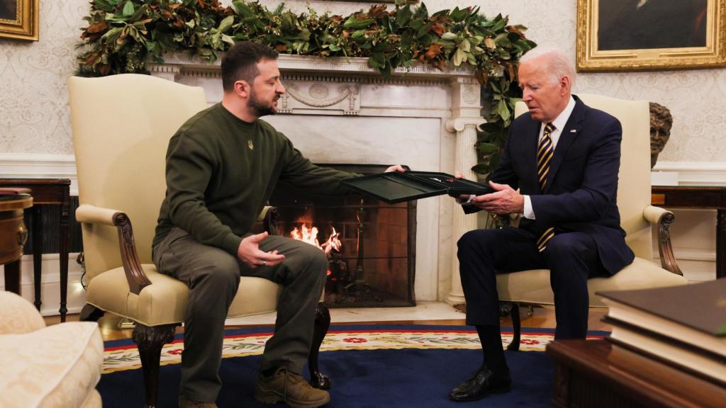 Zelenski entrega a Biden la medalla del capitán Pavel.