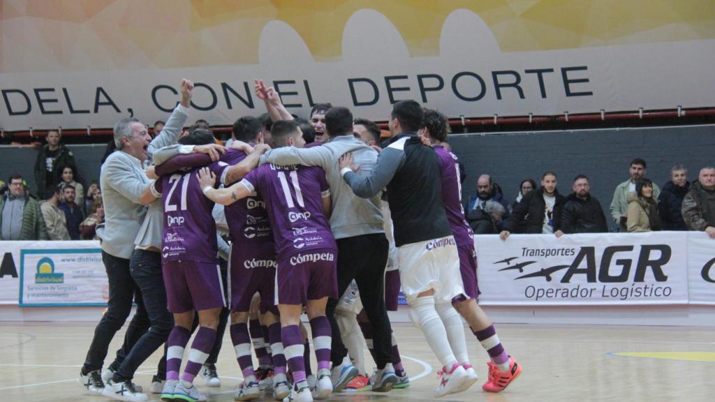 Los jugadores del BeSoccer UMA Antequera celebran la clasificación para la Copa de España