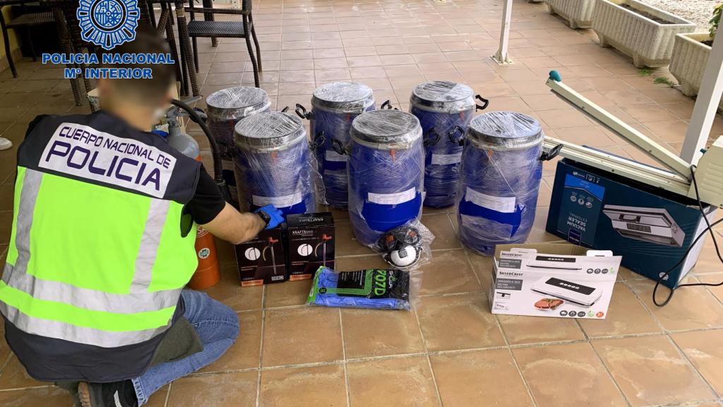 En los tres registros practicados se han intervenido más de 2,5 kilos de anfetamina en polvo.