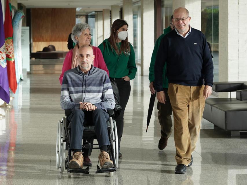 El procurador de Ciudadanos, Francisco Igea, y la Asociación de enfermos de esclerosis lateral amiotrófica en Castilla y León, ELACyL.