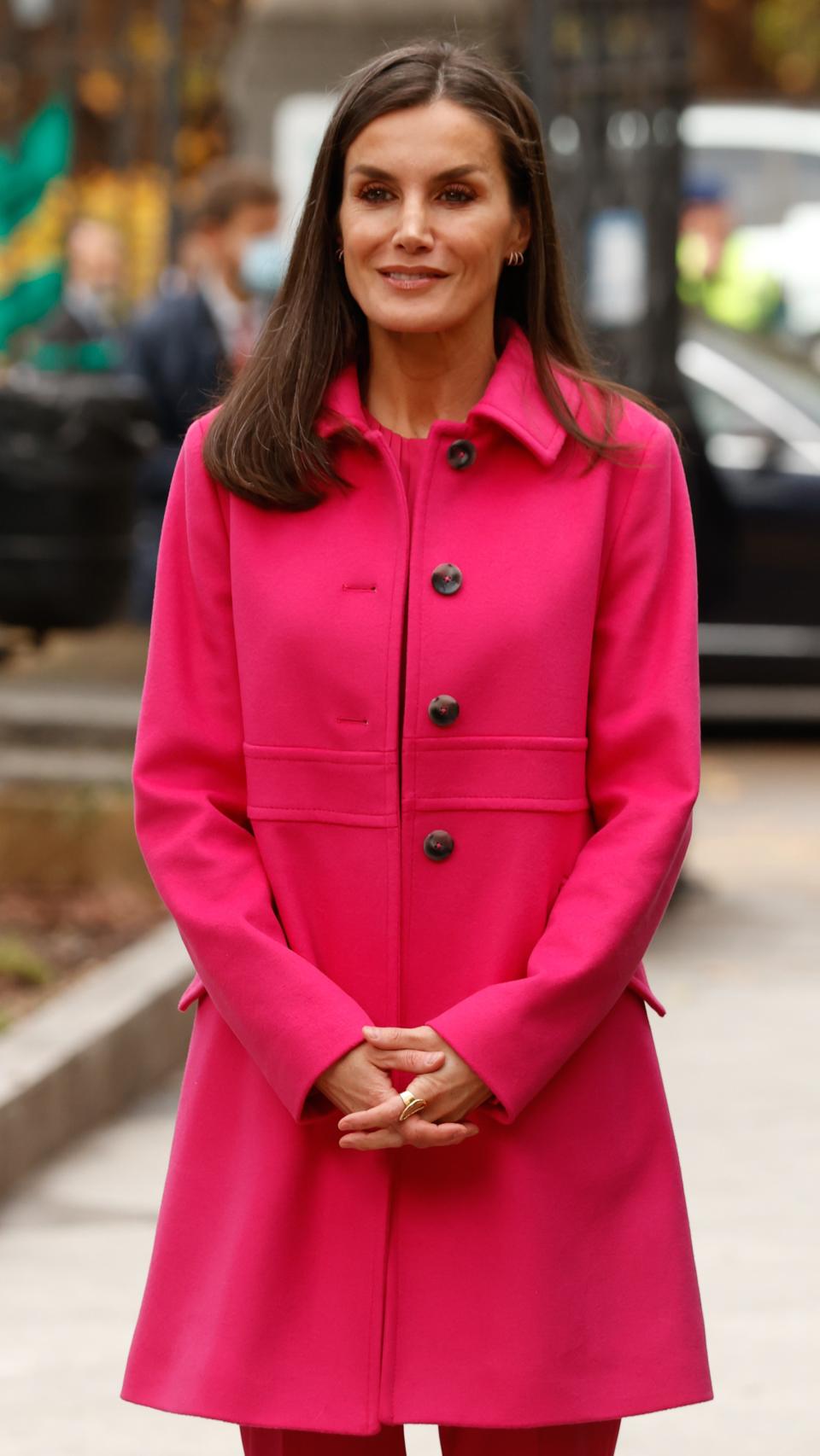 Como complementos, Letizia ha llevado su anillo de Karen Hallam y pendientes de Gold&Roses.