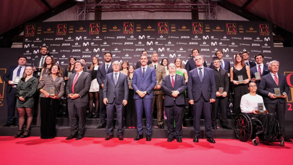 Foto de familia de los premiados en la gala del COE 2022 con Pedro Sánchez y Alejandro Blanco
