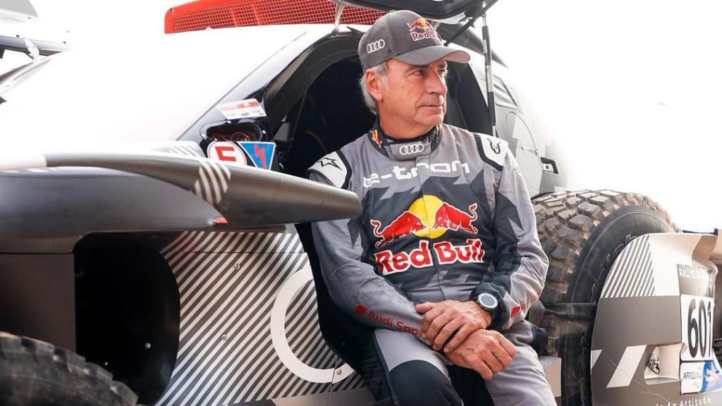 Carlos Sainz junto a su Audi RS Q-etron E2