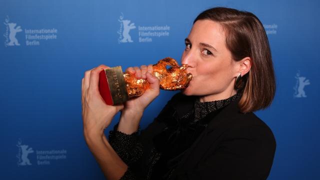 Carla Simón con su Oso de Oro, recibido por 'Alcarràs'. Foto: : Ronny Hartmann / AFP POOL / dpa