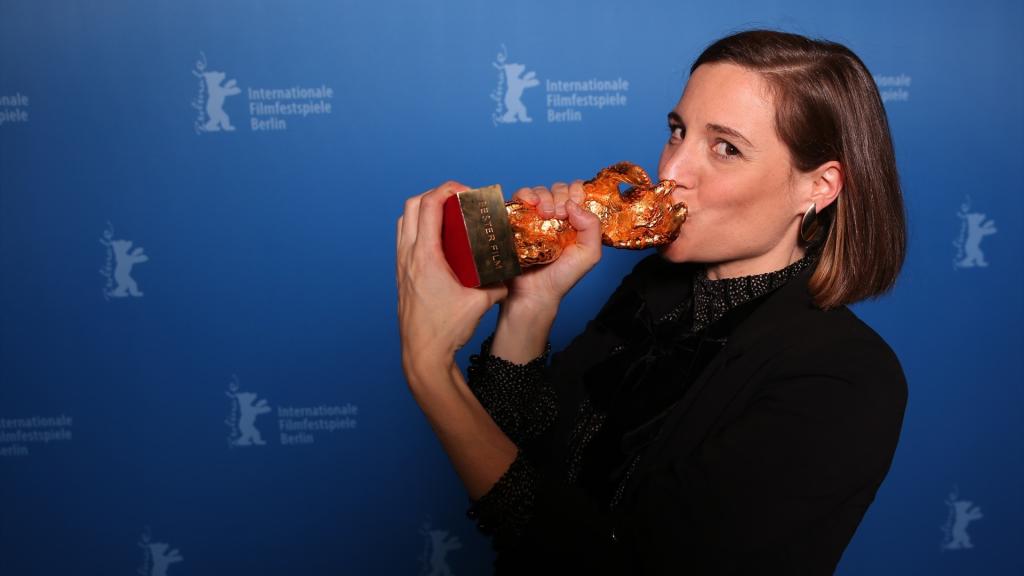 Carla Simón con su Oso de Oro, recibido por 'Alcarràs'. Foto: : Ronny Hartmann / AFP POOL / dpa