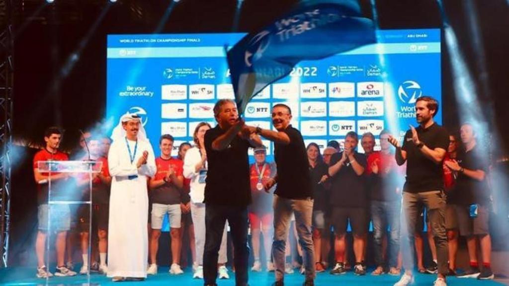 La delegación española, celebrando la resolución de albergar los tres campeonatos más importantes del Triatlón Mundial