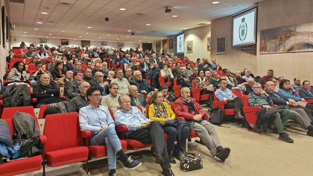 Asamblea de médicos de la sanidad privada en la sede del Colegio de Médicos de Sevilla.