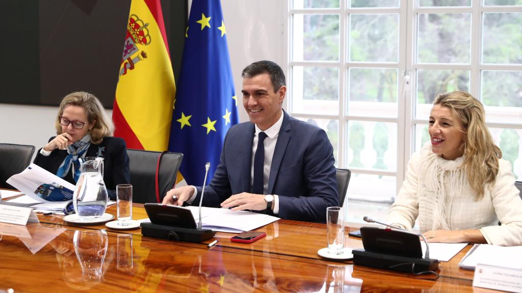 Pedro Sánchez, presidente del Gobierno, entre las vicepresidentas Nadia Calviño y Yolanda Díaz.