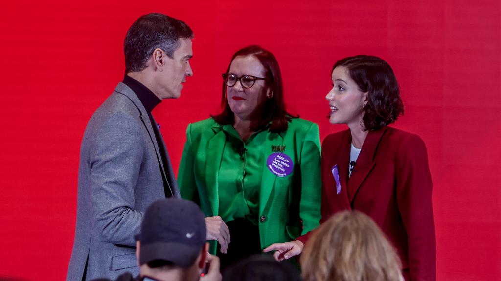 Pedro Sánchez (i) y la secretaria de igualdad del PSOE, Andrea Fernández (d), durante un acto de la Internacional Socialista.