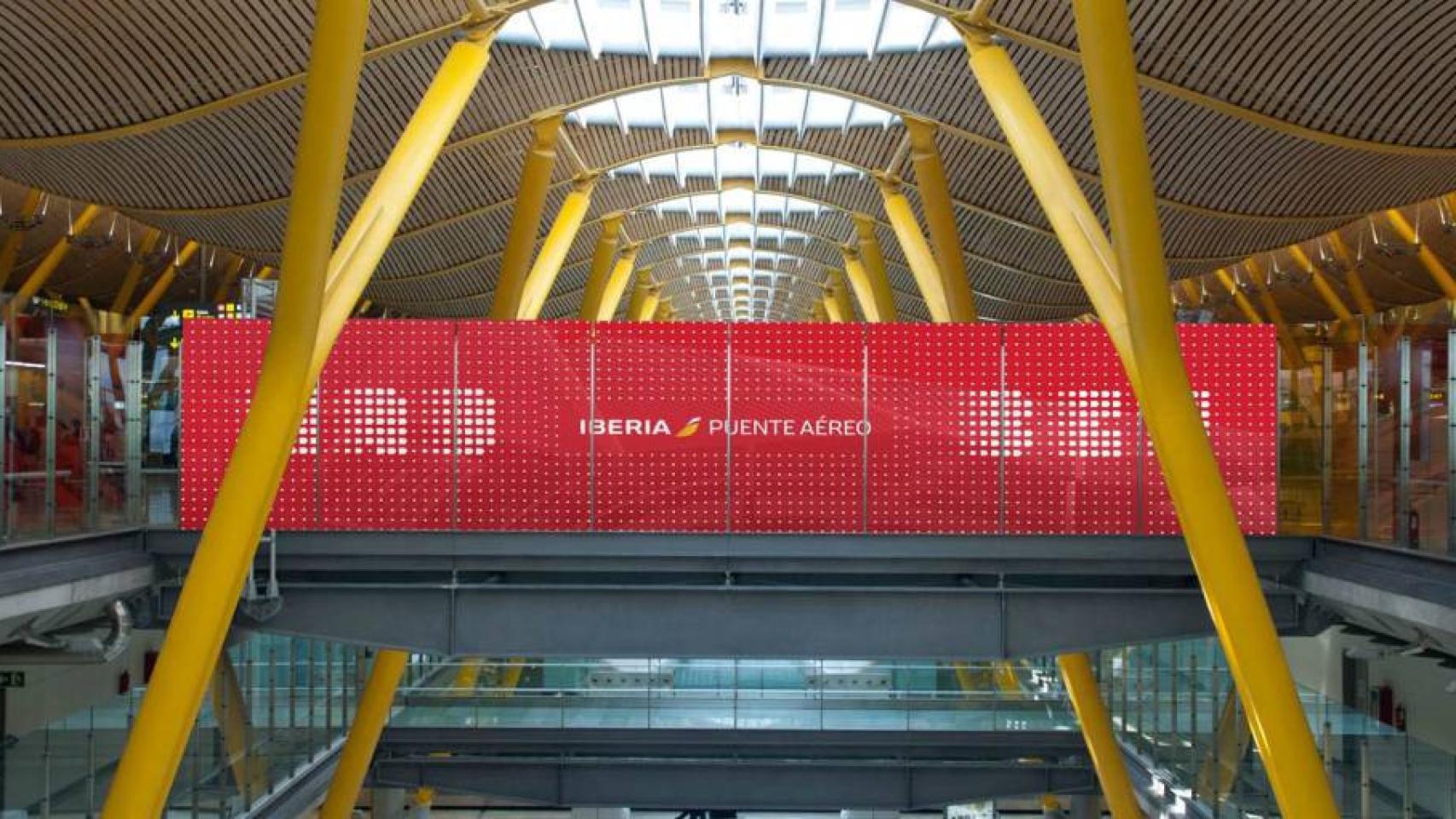 Imagen de la pasarela de Puente Aéreo en Barajas.