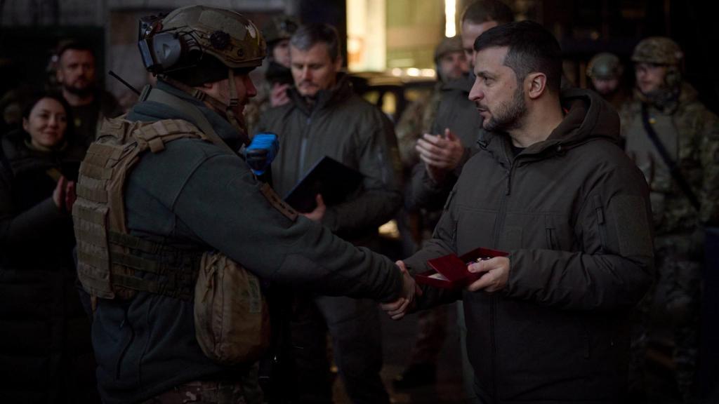 Zelenski condecora a un soldado en el frente en Bakhmut.