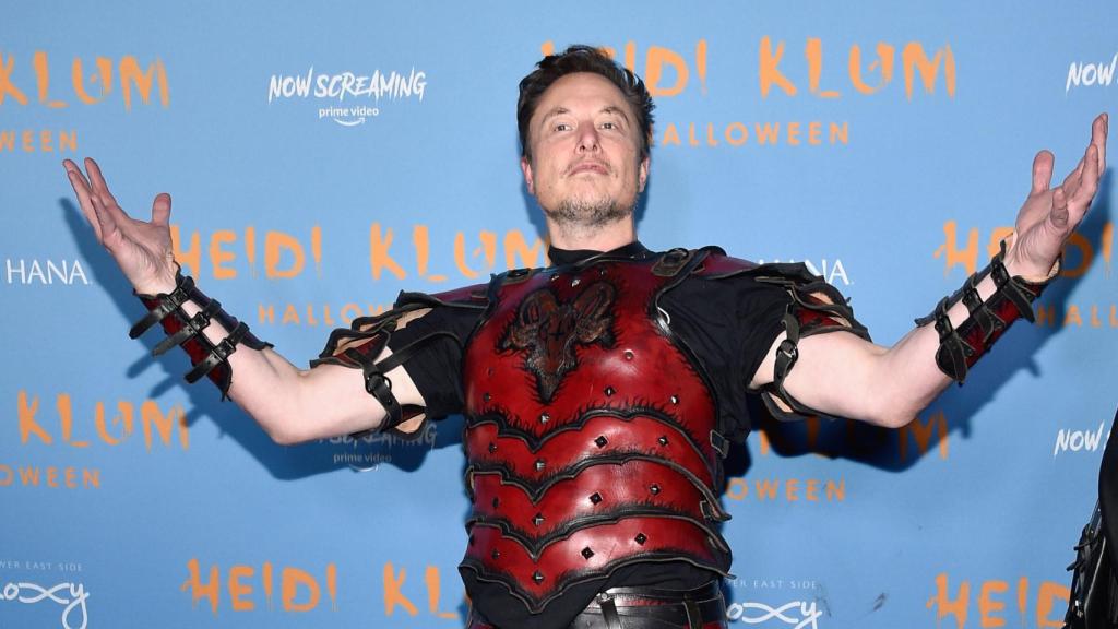 Elon Musk disfrazado en una fiesta de Halloween
